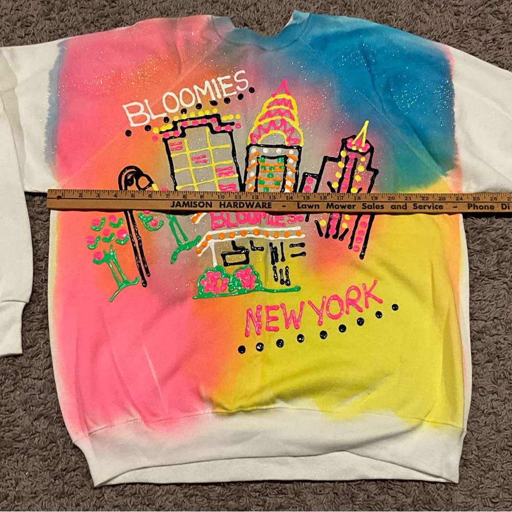 Rare And Vintage Bloomingdale’s “Bloomies” Puffy Paint XL Crewneck Sweatshirt - Picture 5 of 10